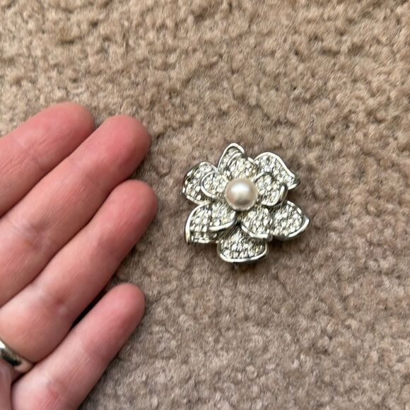 Bling Jewelry Sparkling Silver Flower Brooch with Pearl - Picture 7 of 7